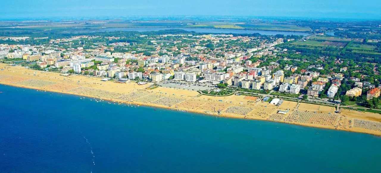 Two-Bedroom Flat With Balcony And Private Garden - By Beahost Rentals Bibione Italy