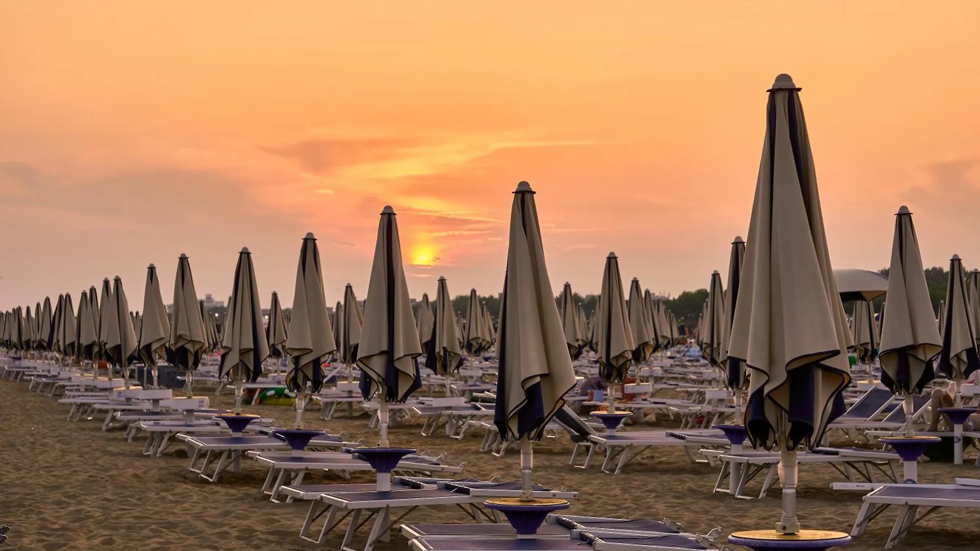 Two-Bedroom Flat With Balcony And Private Garden - By Beahost Rentals Bibione Italy